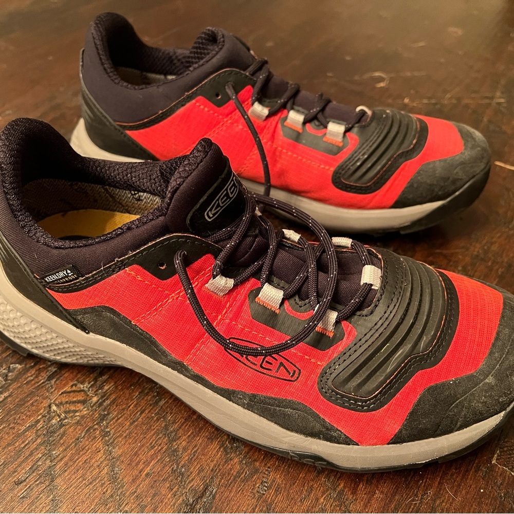 KEEN Mens 8.5 hiking trail running shoes- worn 3 times, perfect condition!